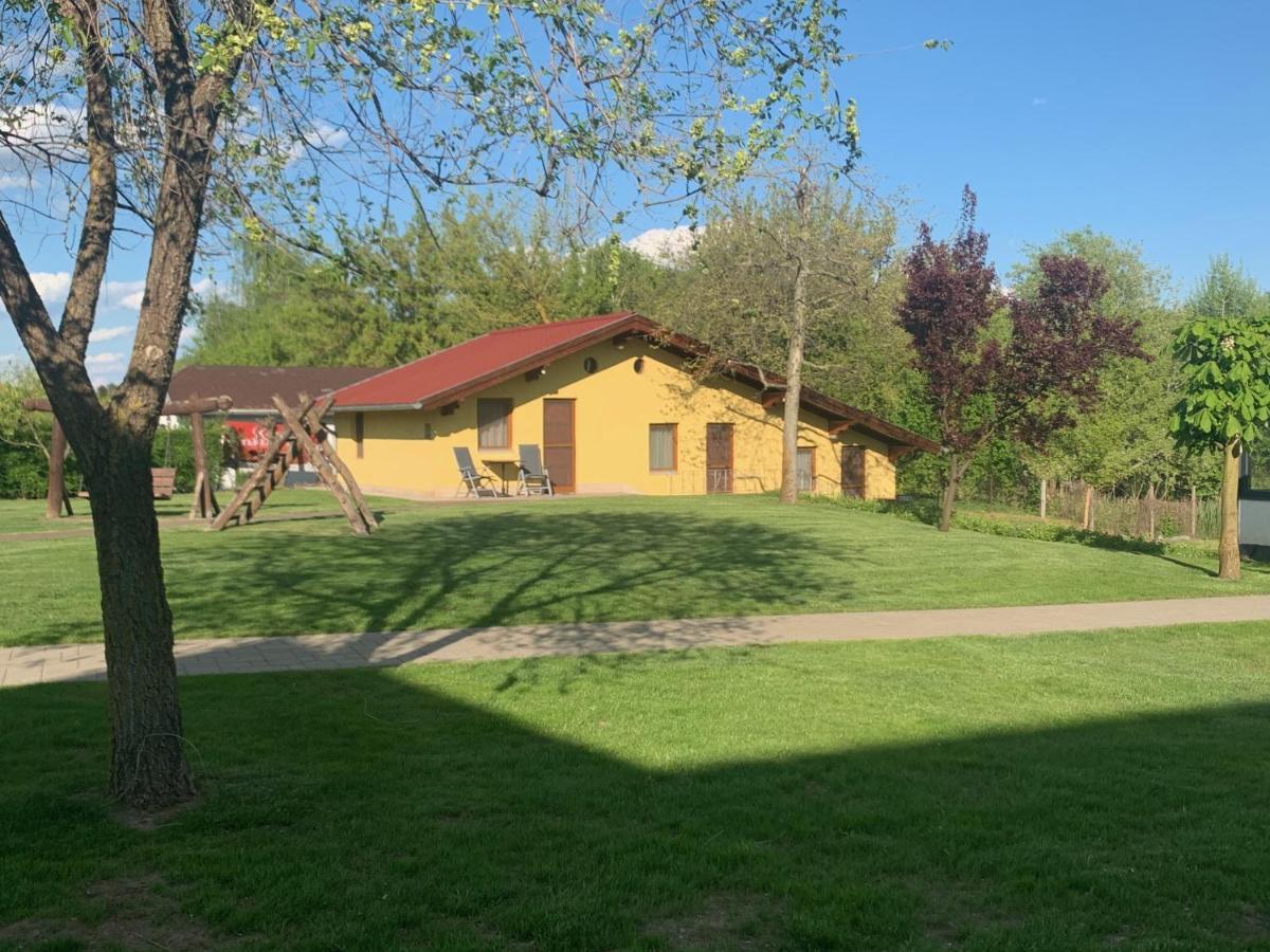 Hotel Kuria Vendeghaz Poroszló Exterior foto